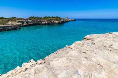 SALENTO, İtalya - CRCA 2019: Grotta della poesia 'daki kayalık kayalık kayalıklar, mağaralar, deniz koyları ve adacıklar