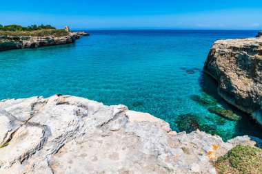 SALENTO, İtalya - CRCA 2019: Grotta della poesia 'daki kayalık kayalık kayalıklar, mağaralar, deniz koyları ve adacıklar
