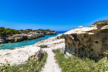 SALENTO, İtalya - CRCA 2019: Grotta della poesia 'daki kayalık kayalık kayalıklar, mağaralar, deniz koyları ve adacıklar