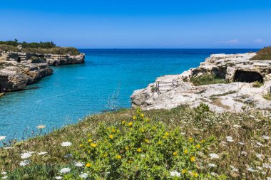 SALENTO, İtalya - CRCA 2019: Grotta della poesia 'daki kayalık kayalık kayalıklar, mağaralar, deniz koyları ve adacıklar
