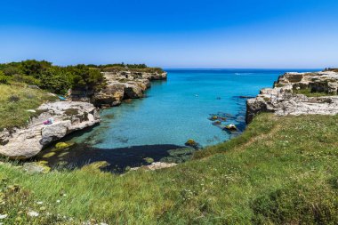 SALENTO, İtalya - CRCA 2019: Grotta della poesia 'daki kayalık kayalık kayalıklar, mağaralar, deniz koyları ve adacıklar
