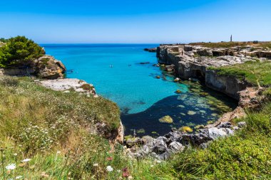 SALENTO, İtalya - CRCA 2019: Grotta della poesia 'daki kayalık kayalık kayalıklar, mağaralar, deniz koyları ve adacıklar