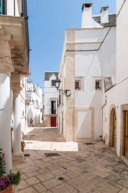 Altamura 'nın eski bir kasabasındaki cadde manzarası