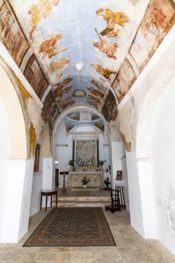 Altamura 'daki küçük kilisenin içinde.