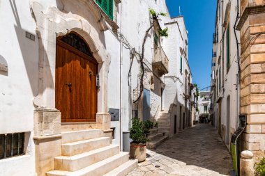 Altamura 'nın eski bir kasabasındaki cadde manzarası