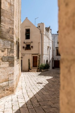 Altamura 'nın eski bir kasabasındaki cadde manzarası