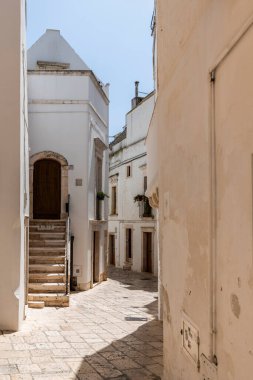Altamura 'nın eski bir kasabasındaki cadde manzarası