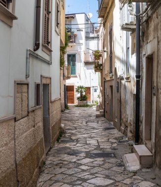 Altamura 'nın eski bir kasabasındaki cadde manzarası
