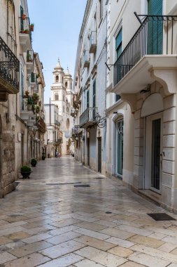 Altamura 'nın eski bir kasabasındaki sokağın sonundaki katedral.