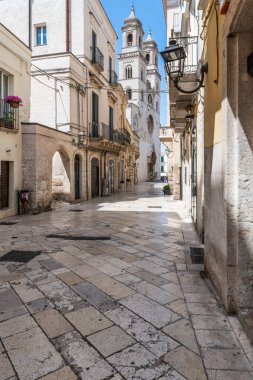 Altamura 'nın eski bir kasabasındaki sokağın sonundaki katedral.