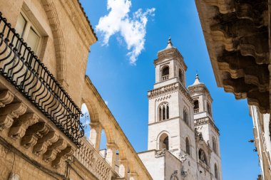 Altamura 'nın eski bir kasabasındaki sokağın sonundaki katedral.