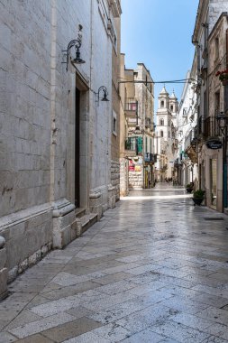 Altamura 'nın eski bir kasabasındaki sokağın sonundaki katedral.
