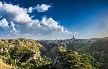 İtalya 'nın Matera kentinin manzaralı görüntüleri.