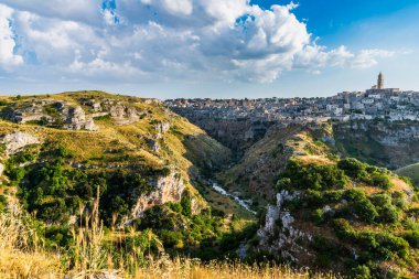 İtalya 'nın Matera kentinin manzaralı görüntüleri.