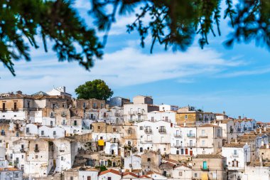 İtalya 'nın eski Monte Sant' Angelo kasabasının güzel manzarası