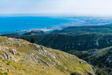 Dağların ve denizin manzarası