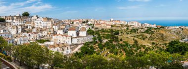 İtalya 'nın eski Monte Sant' Angelo kasabasının güzel manzarası