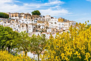 İtalya 'nın eski Monte Sant' Angelo kasabasının güzel manzarası