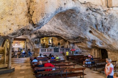 Monte Sant 'Angelo Sığınağı' ndaki İnsanlar