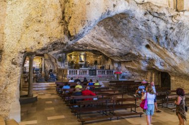 Monte Sant 'Angelo Sığınağı' ndaki İnsanlar