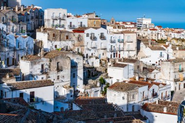 İtalya 'nın eski Monte Sant' Angelo kasabasının güzel manzarası