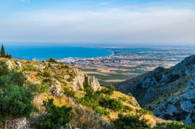 Dağların ve denizin manzarası