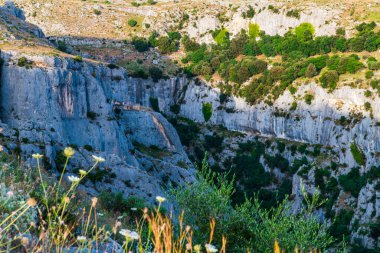 Dağların ve denizin manzarası