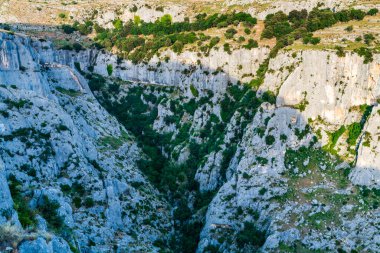Dağların ve denizin manzarası