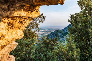 Dağların ve denizin manzarası