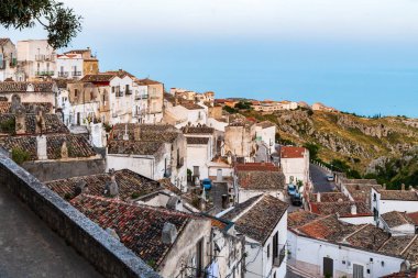 İtalya 'nın eski Monte Sant' Angelo kasabasının güzel manzarası