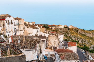 İtalya 'nın eski Monte Sant' Angelo kasabasının güzel manzarası