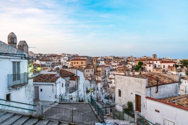 İtalya 'nın eski Monte Sant' Angelo kasabasının güzel manzarası