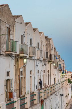 İtalya 'nın eski Monte Sant' Angelo kasabasının güzel manzarası