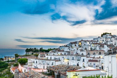 İtalya 'nın eski Monte Sant' Angelo kasabasının güzel manzarası
