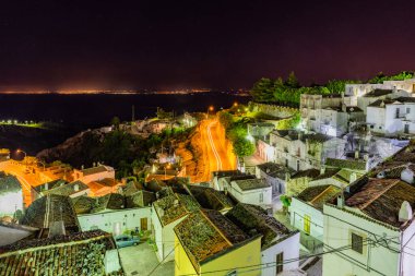 İtalya 'nın eski Monte Sant' Angelo kasabasının güzel gece manzarası