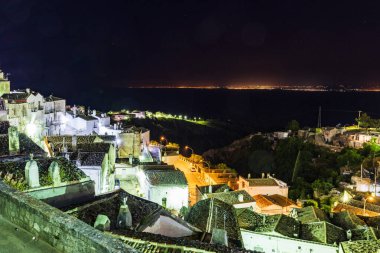 İtalya 'nın eski Monte Sant' Angelo kasabasının güzel gece manzarası