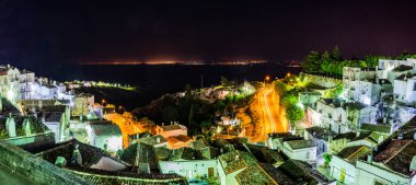 İtalya 'nın eski Monte Sant' Angelo kasabasının güzel gece manzarası