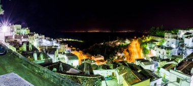 İtalya 'nın eski Monte Sant' Angelo kasabasının güzel gece manzarası