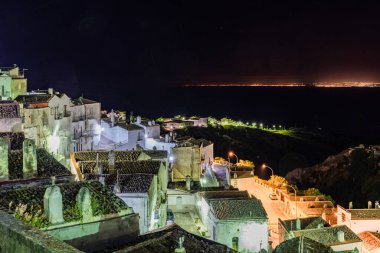 İtalya 'nın eski Monte Sant' Angelo kasabasının güzel gece manzarası