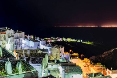 İtalya 'nın eski Monte Sant' Angelo kasabasının güzel gece manzarası