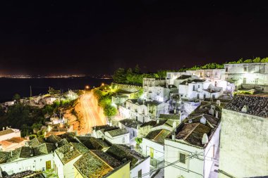 İtalya 'nın eski Monte Sant' Angelo kasabasının güzel gece manzarası