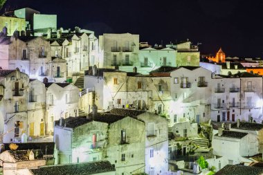 İtalya 'nın eski Monte Sant' Angelo kasabasının güzel gece manzarası