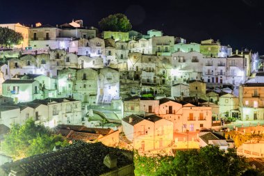 İtalya 'nın eski Monte Sant' Angelo kasabasının güzel gece manzarası