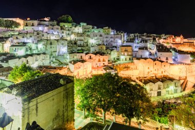 İtalya 'nın eski Monte Sant' Angelo kasabasının güzel gece manzarası