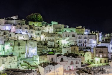 İtalya 'nın eski Monte Sant' Angelo kasabasının güzel gece manzarası