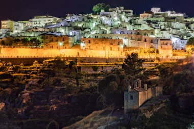 İtalya 'nın eski Monte Sant' Angelo kasabasının güzel gece manzarası