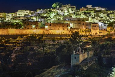 İtalya 'nın eski Monte Sant' Angelo kasabasının güzel gece manzarası