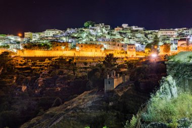 İtalya 'nın eski Monte Sant' Angelo kasabasının güzel gece manzarası