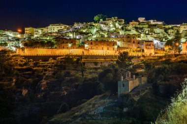 İtalya 'nın eski Monte Sant' Angelo kasabasının güzel gece manzarası