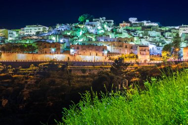 İtalya 'nın eski Monte Sant' Angelo kasabasının güzel gece manzarası